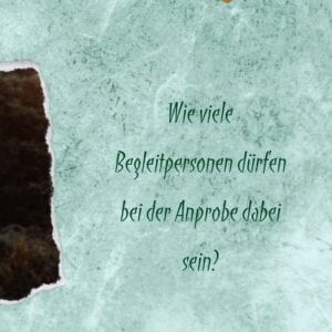 Wie viele Begleitpersonen dürfen bei der Anprobe dabei sein?
