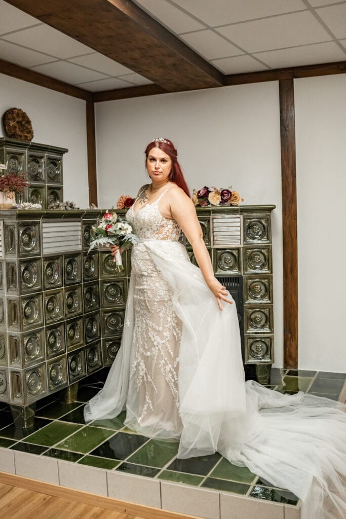 Braut in elegantem Kleid vor grünen Kacheln