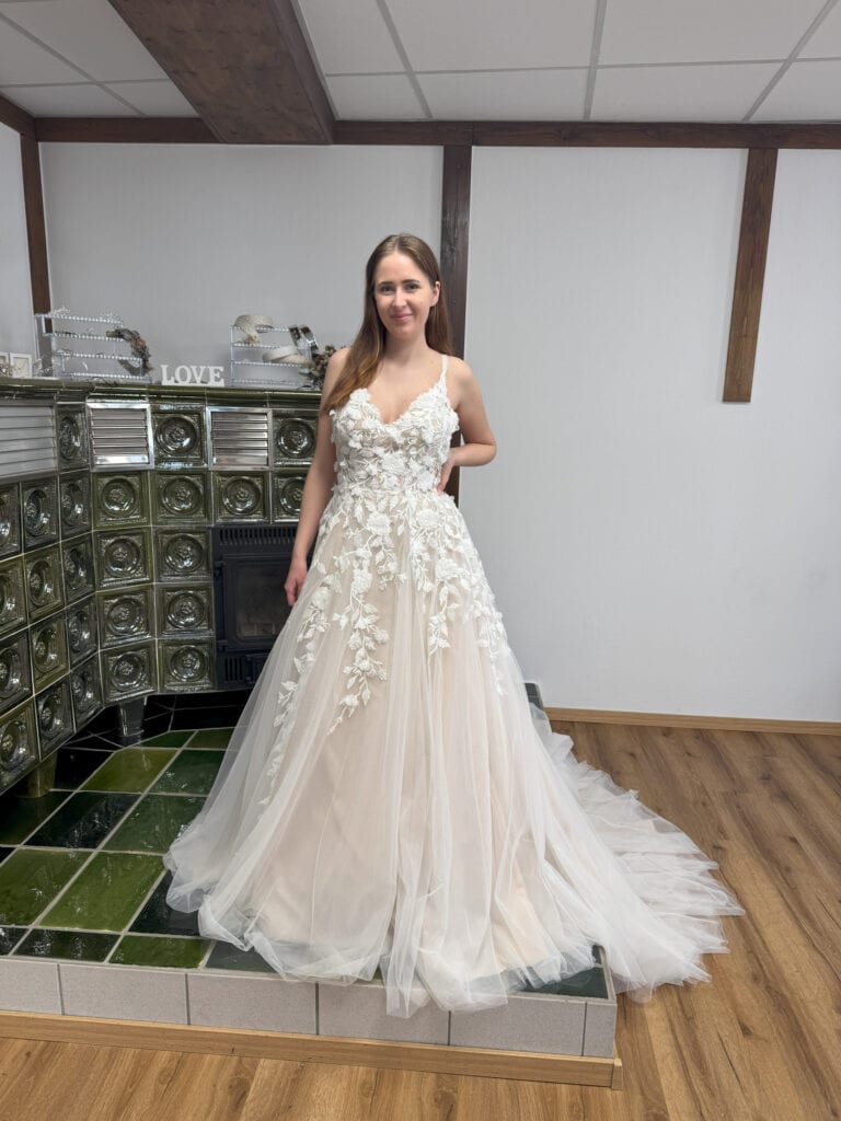 Brautkleid mit Spitzen am Ofen