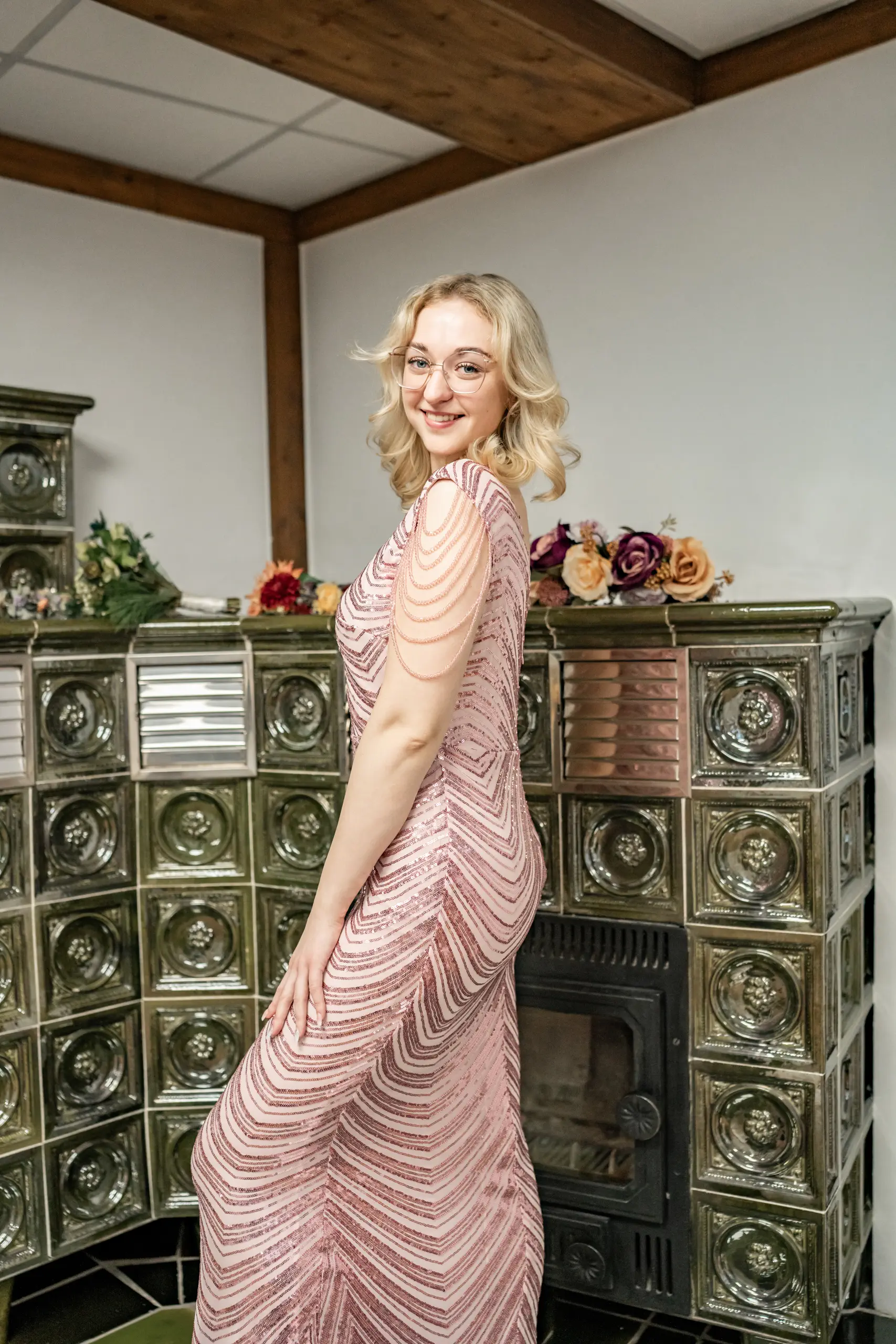 Frau in rosa Kleid vor Ofen