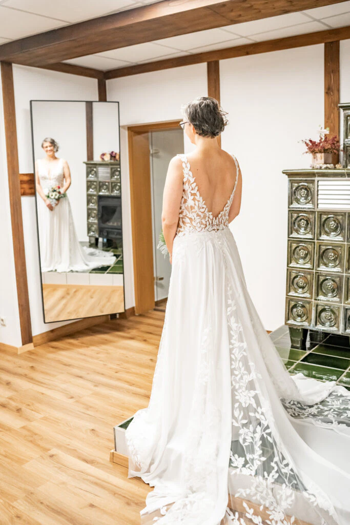 Braut sieht sich im Spiegel an