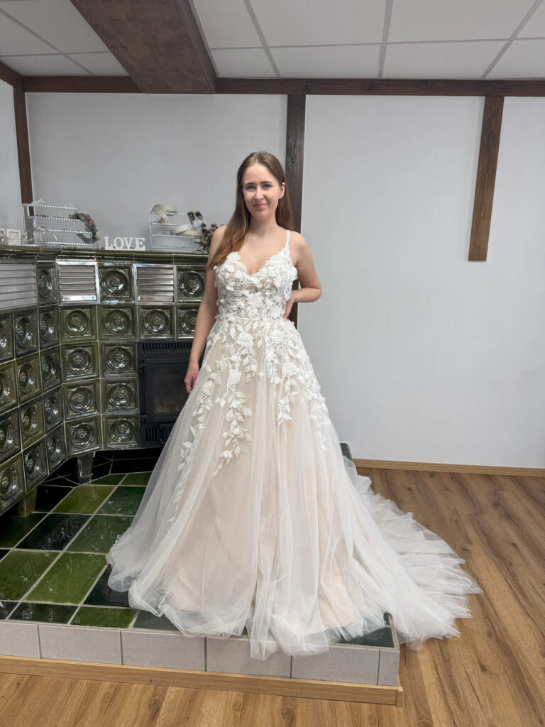 Brautkleid mit Spitzen am Ofen