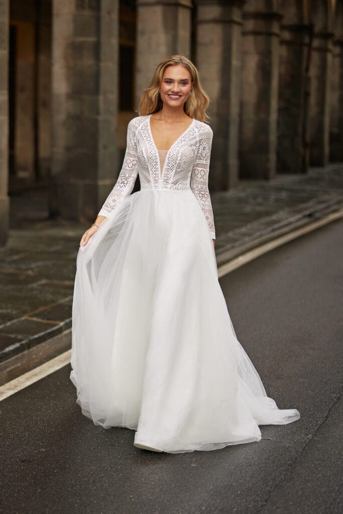 Frau im weißen Hochzeitskleid auf der Straße
